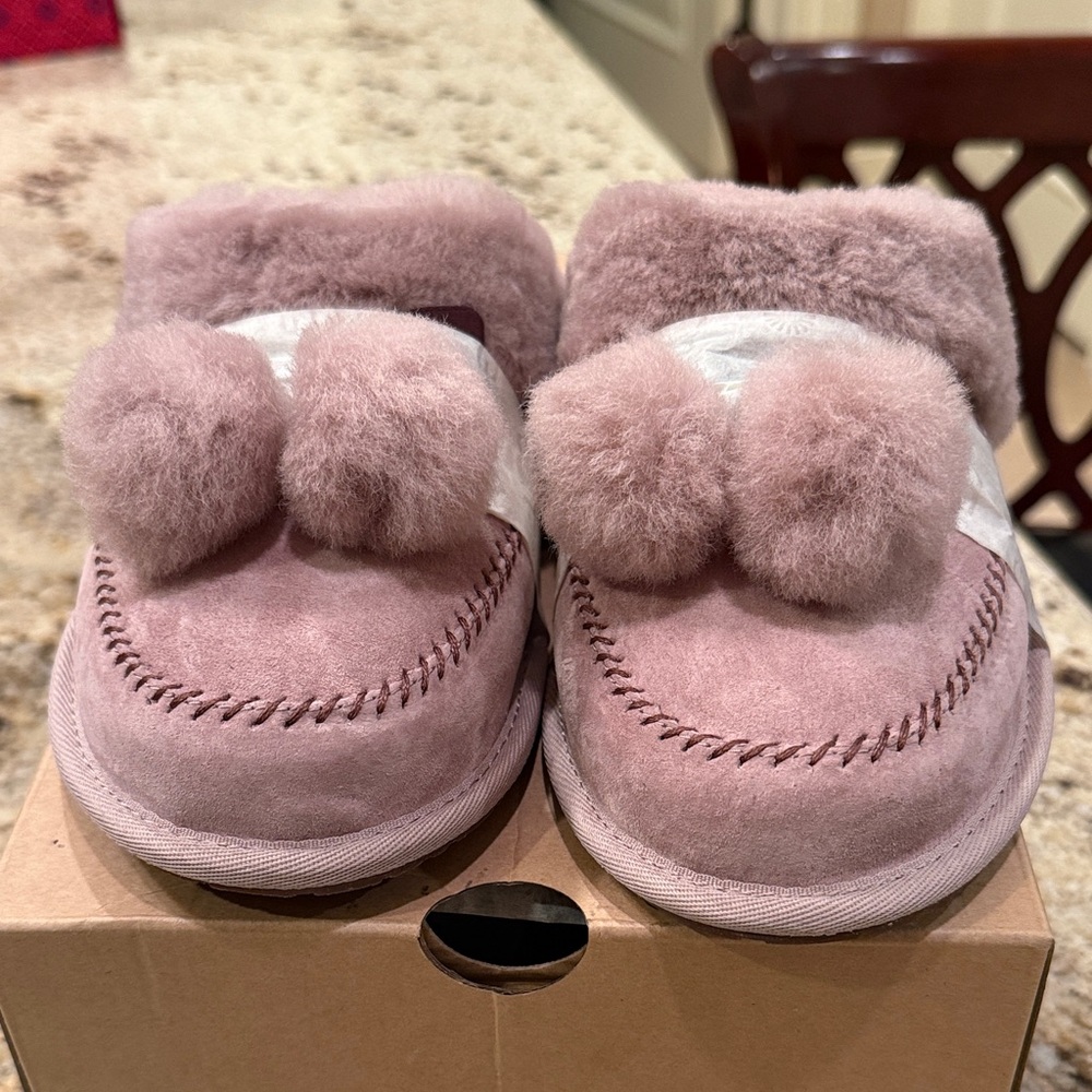 Ugg Plush Hafnir Pom Pom Suede Slippers in Dusty Rose. New wBox 8.0US